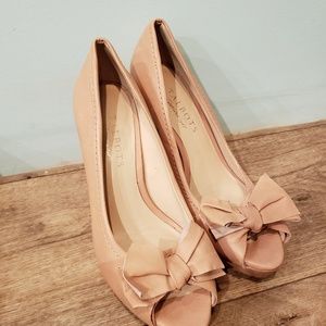 Beautiful cream leather heels with an adorable bow